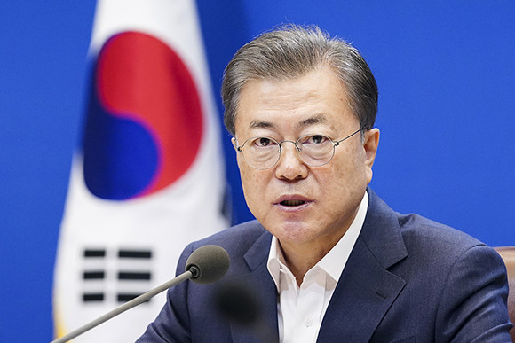 문 대통령은 코로나19로 인한 고용문제와 관련해 "지금은 고통의 시작일지 모른다"며 "특단의 대책을 실기하지 않고 세워야 한다"고 말했다. ⓒ 청와대