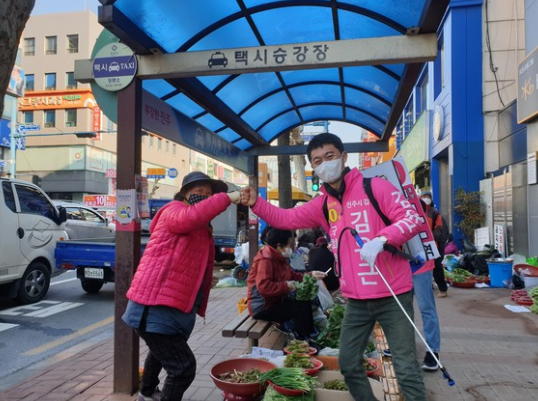 46일째 날 김유근 경남 진주갑 무소속 후보가 중앙시장 상인들과 반갑게 인사를 나누고 있다. ⓒ 프라임경제