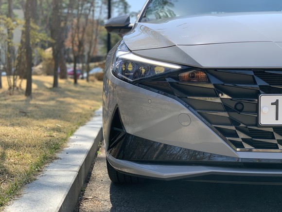 전면에서는 그릴과 헤드램프를 일체화시키고 헤드램프 끝처리를 치켜 올림으로써 날렵함을 배가시켰다. = 노병우 기자