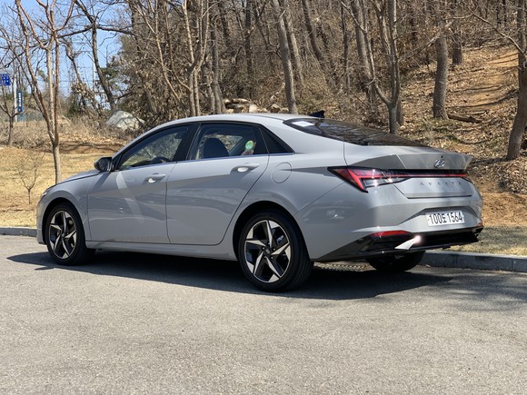 후면부는 날렵해진 트렁크에 현대의 H 로고를 형상화한 H-테일램프가 독창적인 디자인을 뽐낸다. = 노병우 기자