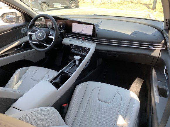 내부는 비행기 조종석처럼 도어에서 크래시 패드와 콘솔까지 감싸는 낮고 넓은 라인으로 운전자 중심 구조를 완성한 것이 특징이다. = 노병우 기자