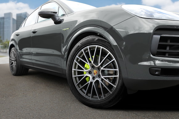 포르쉐 카이엔에 한국타이어의 초고성능 타이어가 장착된 모습. ⓒ 한국타이어