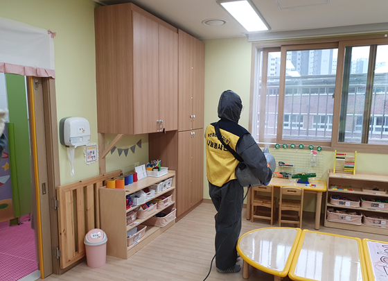 부산정관에너지는 코로나19 확산방지를 위해 17일 정관신도시 내 LH아파트 어린이집에 방역활동을 벌였다. ⓒ 프라임경제