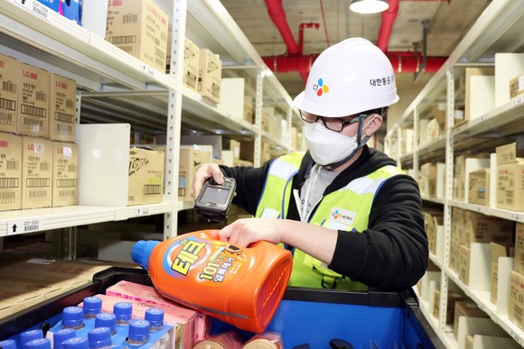 CJ대한통운 곤지암 풀필먼트 센터에서 작업자가 LG생활건강 제품을 주문에 맞게 선별하고 있다. ⓒ CJ대한통운