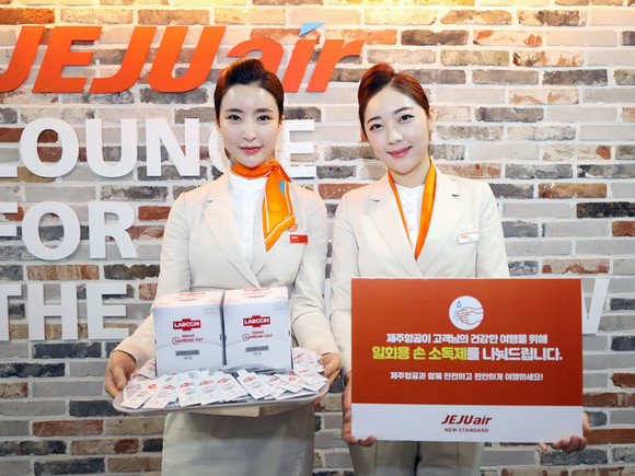 제주항공이 김포 출발 탑승객들에게 개인용 손 소독제를 제공한다. ⓒ 제주항공