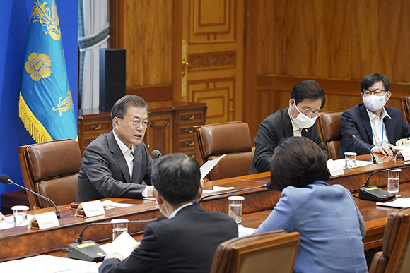 문 대통령은 "일자리가 있어야 국민의 삶이 있고 경제가 있다"며 "지금의 위기는 시작 단계다. 비상한 각오로 정부의 대책을 더욱 강력하게 보강하고 과단성 있게 대처해야 한다"고 말했다. ⓒ 청와대