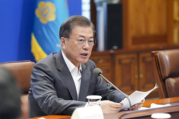 5차 비상경제회의에는 홍남기 경제부총리 겸 기획재정부 장관을 비롯해 △성윤모 산업부 장관 △이재갑 고용부 장관 △박영선 중소벤처기업부 장관 △은성수 금융위원장 △이주열 한국은행 총재 등이 참석했다.