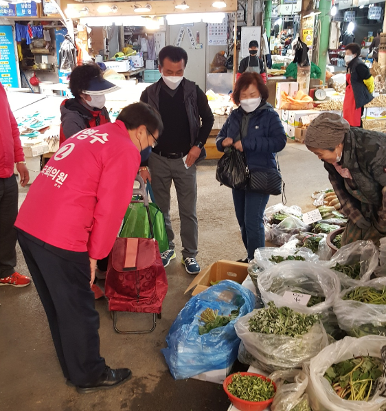 22일 서병수 당선인이 부산 부전시장을 찾아 상인들과 인사를 나누고 있다. ⓒ 프라임경제