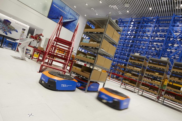 자율운송로봇이 국내 물류센터에서 테스트 되고 있는 모습. ⓒ CJ대한통운