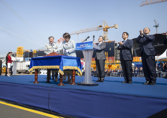 대모 역할을 수행하게 된 김정숙 여사가 밧줄을 끊고 있는 모습. ⓒ HMM