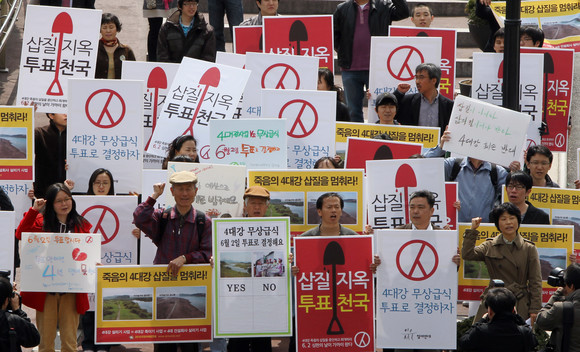 2010 유권자 희망연대 회원들이 2010년 4월12일 서울 명동성당 앞에서 기자회견을 열고, 지방선거 투표 참여를 촉구하고 있는 모습. ⓒ 연합뉴스