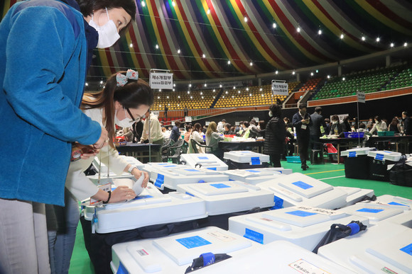 사진은 제21회 총선이 실시된 4월15일 제주시 한라체육관 개표소에 도착한 사전투표함을 선거관리위원회 관계자가 확인하고 있는 모습. ⓒ 연합뉴스