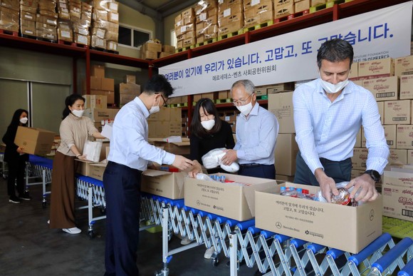 메르세데스-벤츠 코리아는 최근 장기화된 코로나바이러스감염증-19(이하 코로나19) 확산으로 위축된 지역사회에 보탬이 되고자 다양한 구호활동을 펼쳤다. ⓒ 메르세데스-벤츠 코리아