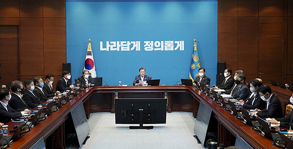문 대통령은 "코로나19는 길게 보면서 이제는 방역과 일상의 지혜로운 공존을 준비해야 한다"며 "바이러스와 싸우면서도 동시에 일상으로의 전환도 성공적으로 이뤄내야 한다"고 강조했다. ⓒ 청와대