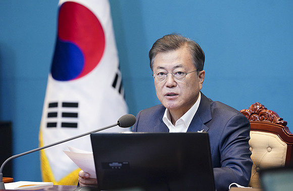 4.27 선언 2주년인 오늘 문재인 대통령은 청와대에서 수석보좌관회의를 열고 "판문점 선언 실천의 속도를 내기 위해서는 여건이 좋아지기만을 기다리기 보다 현실적인 제약 요인 속에서도 할 수 있는 일들을 찾아서 작은 일이라도 끊임없이 실천해 나가야 한다"고 말했다. ⓒ 청와대