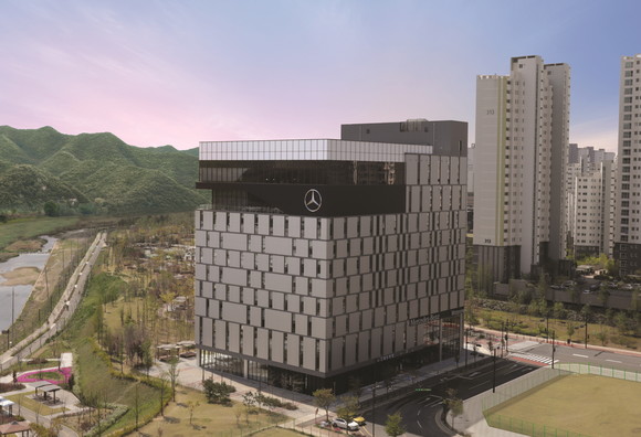 메르세데스-벤츠 코리아가 경기 서북부권 고객에게 보다 편리한 서비스를 제공하기 위해 고양 전시장을 확장 이전하고 서비스센터를 신규 오픈했다. ⓒ 메르세데스-벤츠 코리아