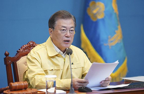 문 대통령은 국무회의에서 "정부는 5차례의 비상경제회의를 통해 최악의 경제 위기에 신속 과감한 비상조치로 대응해 왔다"며 "사상 최초로 긴급재난지원금 지급을 결정했고, 고용 유지를 위한 긴급 대책도 내놨다. 내용과 규모 면에서 모두 파격적이며 전례 없는 조치들로서 경제 위기에 선제적으로 대처하고, 일자리를 지키기 위한 긴급한 처방이었다"고 말했다. ⓒ 청와대