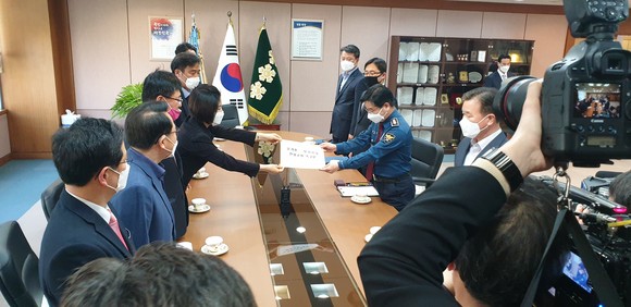 29일 부산지역 통합당 21대 총선 당선인들이 부산경찰청을 방문해 여직원 성추행으로 물의를 일으키고 사퇴한 오거돈 전 부산시장에 대한 철저한 수사를 촉구했다. ⓒ 프라임경제