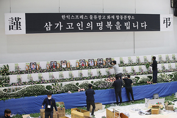 지난달 29일 이천 물류창고 화재로 38명이 목숨을 잃는 사고가 발생했다. 이에 문재인 대통령은 130주년 노동절을 맞은 1일 이들의 명복을 빌고 모든 노동자들을 격려하는 SNS 메시지를 발표했다. ⓒ 연합뉴스