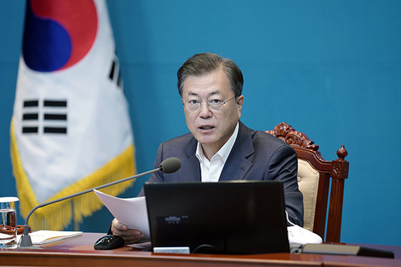 문재인 대통령은 긴급재난지원금 지급 위한 추경안이 국회 본회를 통과한 것에 대해 감사의 말을 전했다. ⓒ 청와대