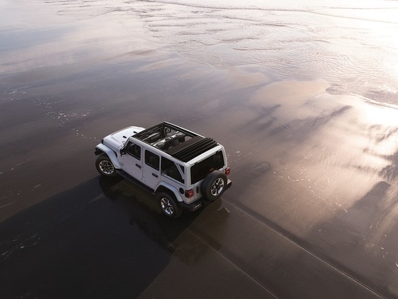 올 뉴 랭글러 오버랜드 파워탑 모델은 간단한 버튼 조작 하나만으로 뒷좌석 2열까지 완전 개폐가 돼 탁 트인 하늘을 즐길 수 있는 오픈 에어링 경험을 제공한다. ⓒ FCA 코리아