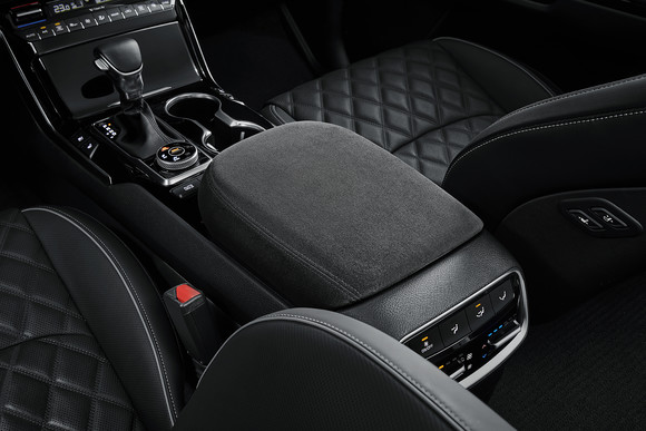 실내는 곳곳에 부드럽고 내구성이 좋은 고급 소재인 알칸타라가 입혀졌다. ⓒ 기아자동차