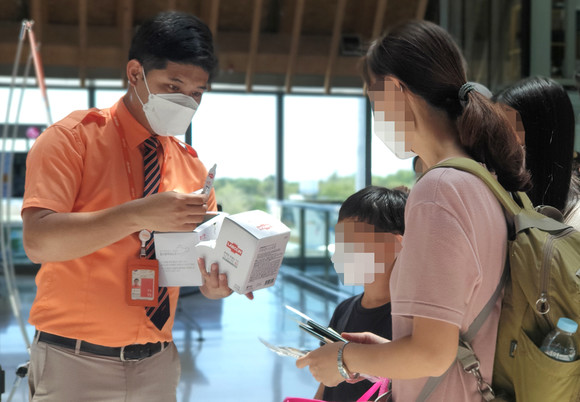 지난 4월22일 세부국제공항에서 제주항공 현지 직원이 세부~인천 탑승객들에게 손소독제와 마스크를 제공하고 있다. ⓒ 제주항공