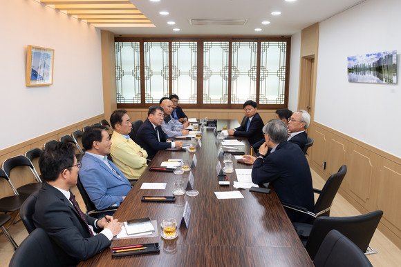 평택시청에서 노·사·민·정 특별 협의체 관계자들이 모여 논의를 하고 있다. ⓒ 쌍용자동차