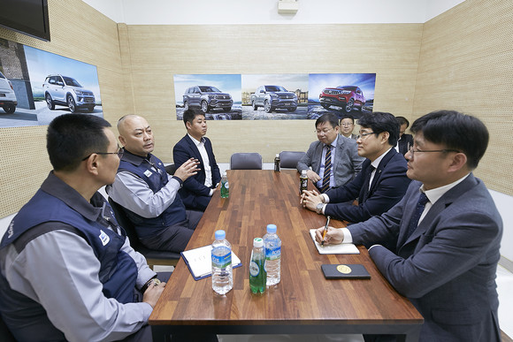 쌍용차 노조 정일권 위원장(사진 맨왼쪽)이 지난 4월29일 평택공장 노조 사무실에서 대리점 협의회 임원들과 만나 현황을 설명하고 있는 모습. ⓒ 쌍용자동차
