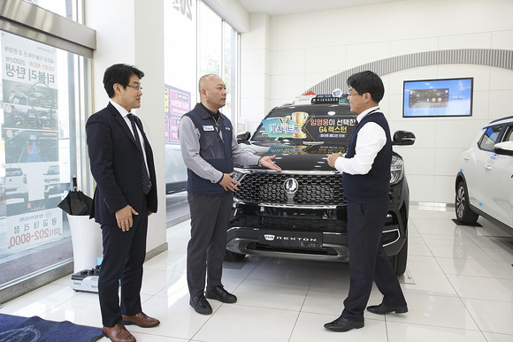 정일권 노조위원장(사진 가운데)이 지난 6일 쌍용차 광교대리점을 방문해 전시된 차량을 둘러보며 중부지역 영업본부 관계자들과 대화를 나누고 있는 모습. ⓒ 쌍용자동차