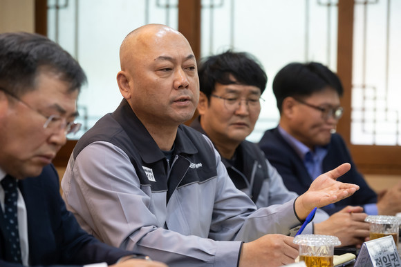 정일권 노조위원장(사진 왼쪽에서 두 번째)이 지난 8일 평택시청에서 열린 노·사·민·정 특별협의체 간담회에서 의견을 전달하고 있는 모습. ⓒ 쌍용자동차