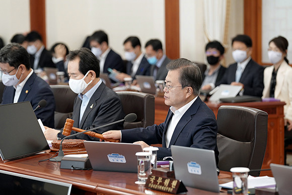 제25회 국무회의를 영상으로 주재한 문 대통령은 시작에 앞서 세종청사도 함께 하고 있는지 확인했다. ⓒ 청와대