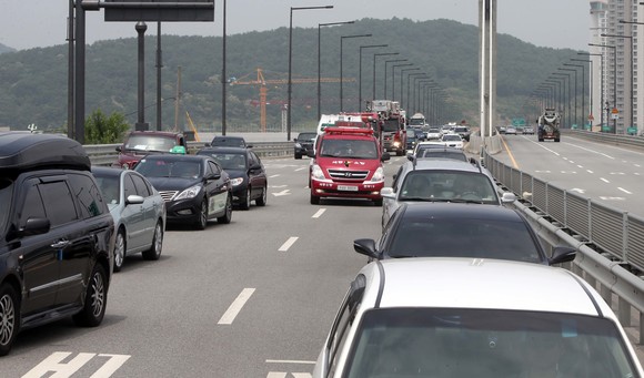 사진은 지난 2014년 6월 세종 소방본부 직원들과 의용소방대원들이 세종시 일대에서 소방차 길 터주기 훈련을 하고 있는 모습. ⓒ 연합뉴스