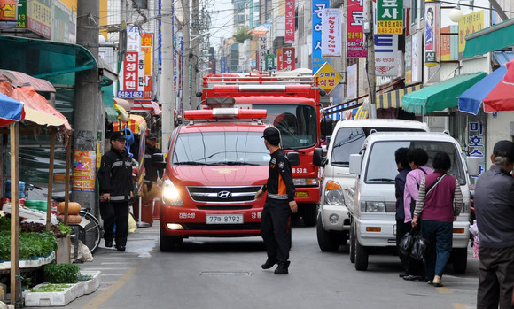 사진은 지난 2011년 강릉소방서가 강릉시 중앙시장 일원에서 소방출동로 확보 훈련을 시행하고 있는 모습. ⓒ 연합뉴스