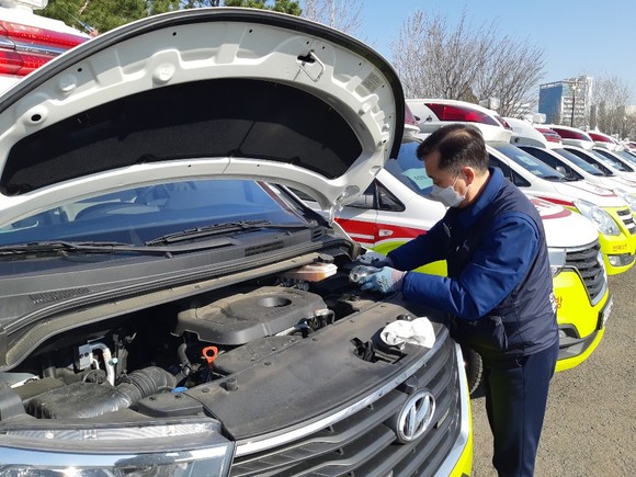 현대차가 소방청 구급차에 대해 정밀점검과 소모품 교환 등을 무상으로 진행하고 있는 모습. ⓒ 현대자동차그룹