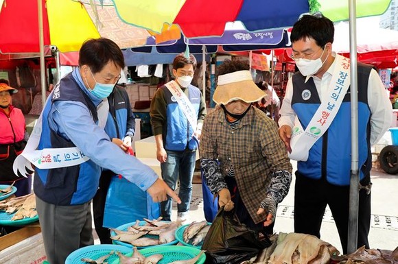 한국수력원자력㈜ 고리원자력본부는 코로나 사태로 침체된 관내 전통시장 활성화를 위해 지역시장 물품 구매 등 전통시장 활성화 캠페인을 시행하고 있다. 12일 오후 부산시 기장군 기장읍 기장시장을 방문해 이신선 고리원자력본부장(사진 왼쪽)이 직접 물품을 구매하고 있다. ⓒ 고리본부
