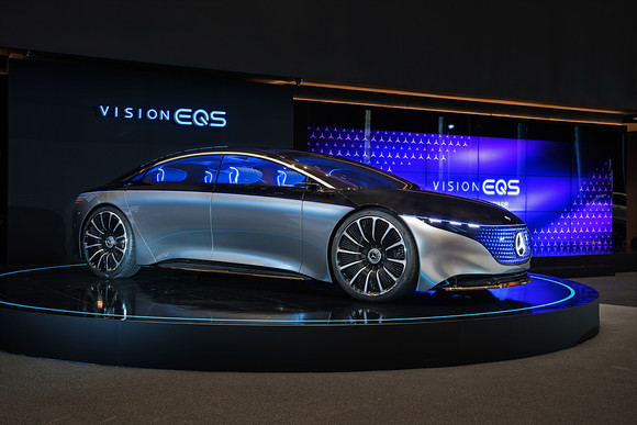 팽팽히 당겨진 하나의 활과 같은 혁신적인 비율을 보여주는 비전 EQS. ⓒ 메르세데스-벤츠 코리아
