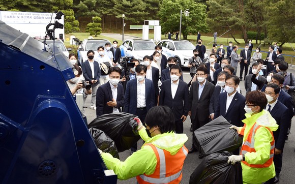 업무협약식 참석자들이 지켜보는 가운데 창원시에 투입될 예정인 수소청소트럭이 쓰레기를 압착 적재하는 모습. ⓒ 현대자동차