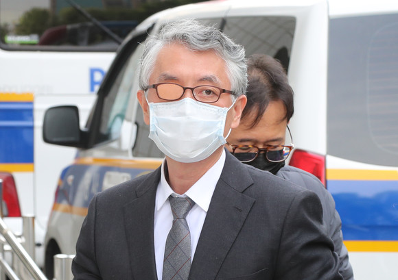 문은상 신라젠 대표는 면역항암제 펙사벡의 임상시험 중단 사실을 공시하기 전, 회사 내부 정보를 이용해 주식을 팔아 대규모 손실을 회피한 혐의(자본시장법 위반) 등을 받고 있다. ⓒ 연합뉴스