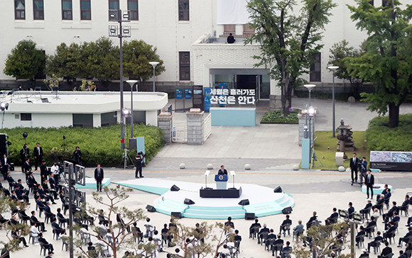 지난 1980년 항쟁 당시 본부였던 5·18민주광장에서 처음으로 5·18민주화운동 기념식이 열렸다. ⓒ 연합뉴스
