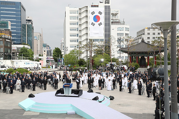문 대통령은 "'오월 정신'은 도청과 광장에서 끊임없이 되살아날 것"이라며 "전남도청의 충실한 복원을 통해 광주의 아픔과 정의로운 항쟁의 가치를 역사에 길이 남길 수 있도록 정부도 적극 지원하겠다"고 밝혔다. ⓒ 연합뉴스