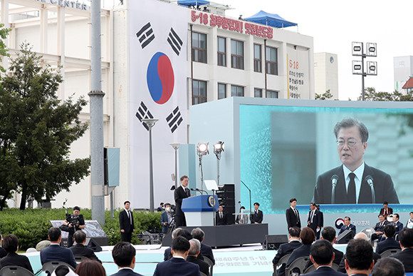 문 대통령은 5·18 진상규명과 관련해 "국민이 함께 밝혀내고 함께 기억하는 진실은 우리 사회를 더욱 정의롭게 만드는 힘이 되고, 국민 화합과 통합의 기반이 될 것"이라고 강조했다. ⓒ 연합뉴스