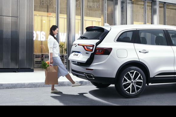 QM6에는 매직 테일게이트 기능이 탑재돼 많은 짐을 들고 있을 때 짐을 내려놓을 필요 없이 트렁크를 열 수 있다. ⓒ 르노삼성자동차