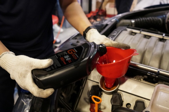 전문가들은 표준 규격에 부합하는 엔진오일 제품을 사용하는 것을 권장한다. ⓒ 불스원