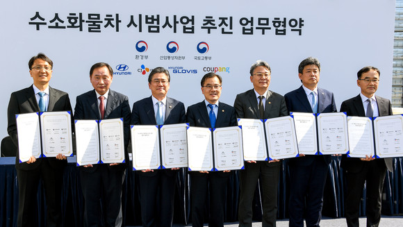 왼쪽부터 박대준 쿠팡 대표이사, 한성권 현대차 사장, 정승일 산업통상지원부 차관, 홍정기 환경부 차관, 손명수 국토교통부 2차관, 정태영 CJ대한통운 부사장, 전금배 현대글로비스 전무. ⓒ 현대자동차