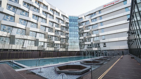 오는 25일 정식 개장을 앞둔 레지던스 호텔 '마리나베이 속초' 전경, 울퉁불퉁 남성의 근육을 형상화한 하이테크 외관이 눈길을 끈다. ⓒ 프라임경제