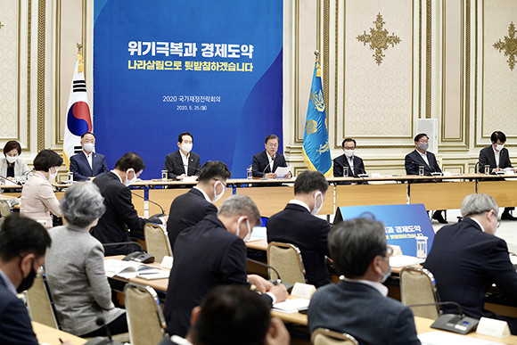 이해찬 더불어민주당 대표는 "지금이 사회협약을 통해 구조적 문제를 해결하기에는 기회일 수도 있다"고 말하며, "정부와 경영진이 구조조정을 주도한 것이 아니라 노조가 앞장서서 생산성을 높여 좋은 기업을 만들었다"며 하이닉스를 예로 들었다. ⓒ 청와대