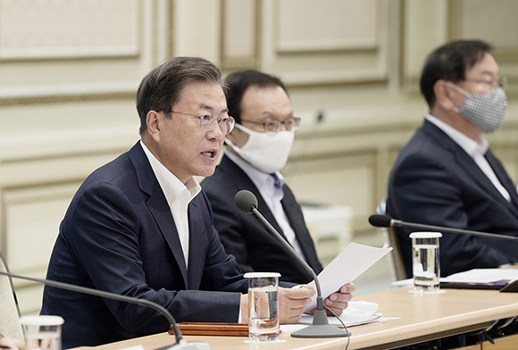 문 대통령은 "해마다 하는 국가재정전략회의를 올해는 전세걔적인 경제 위기 상황에서 갖게 됐다"며 "엄중한 인식과 비상한 각오로 논의에 임해 달라"고 말했다. ⓒ 청와대