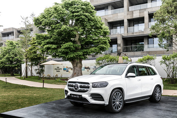 더 뉴 GLS는 감각적 순수미(Sensual Purity)라는 디자인 철학을 충실히 따르고 있으며, 대범하게 표현된 조각 작품과 같은 표면이 더욱 두드러질 수 있도록 각진 형태의 외관과 장식을 생략했다. ⓒ 메르세데스-벤츠 코리아