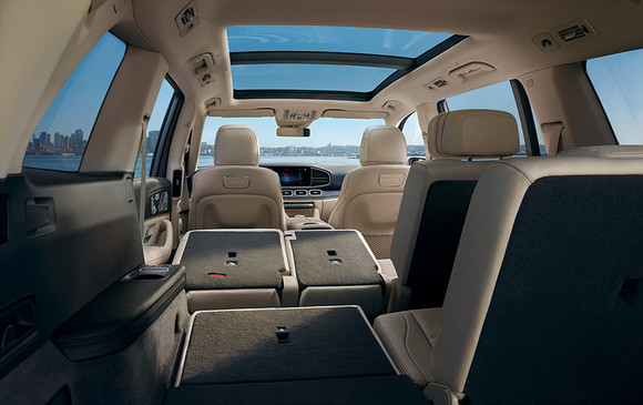 더 뉴 GLS의 2열과 3열 모두 전동식 폴딩을 지원하며, 전 세대 모델보다 100ℓ 높은 2400ℓ의 최대 적재공간을 확보할 수 있다. ⓒ 메르세데스-벤츠 코리아